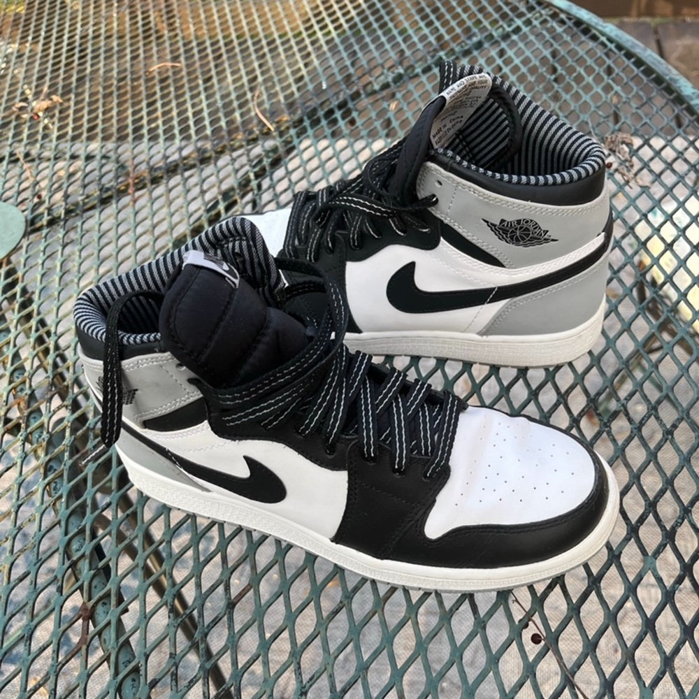 JORDAN 1’s SILVER & BLACK SIZE 6Y